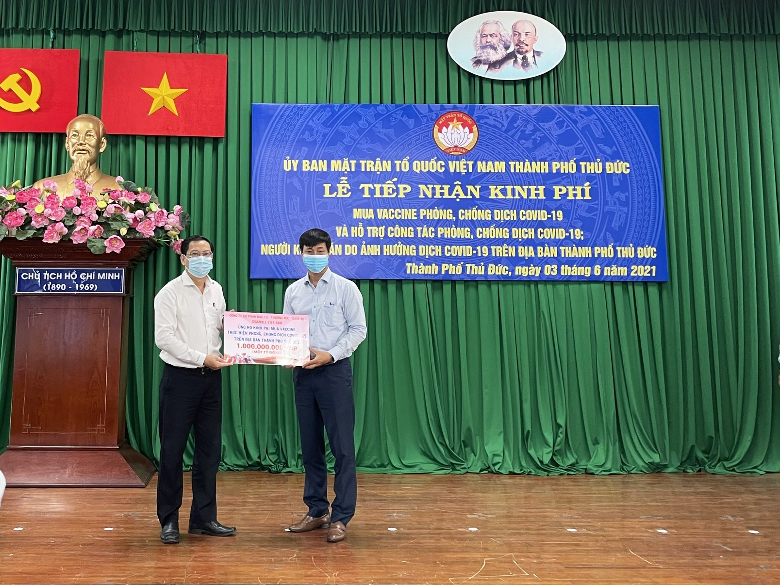 Đại diện Công ty Cổ phần Đầu tư TMDV Gigamall Việt Nam ủng hộ kinh phí vào Quỹ mua Vaccine phòng Covid-19 của Uỷ ban Mặt trận Tổ quốc Việt Nam TP Thủ Đức.