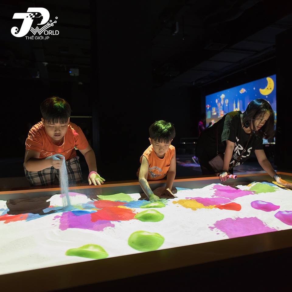 JP World thu hút đông đảo khách hàng đến trải nghiệm nhờ công nghệ 3D Mapping tương tác thú vị.