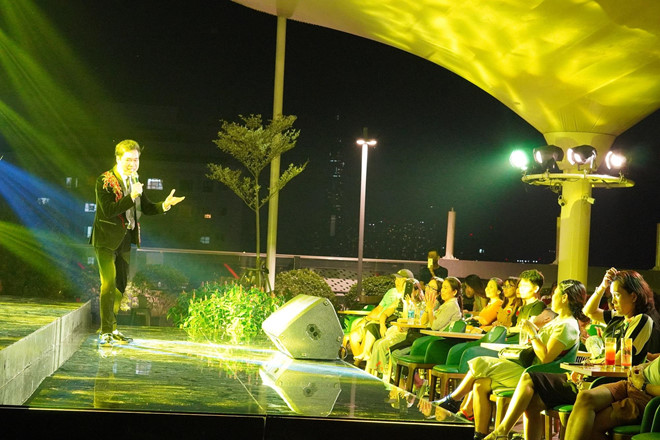 Danh ca Giao Linh và Ngọc Sơn hát tặng khán giả trong đêm nhạc “Ơn nghĩa sinh thành”.