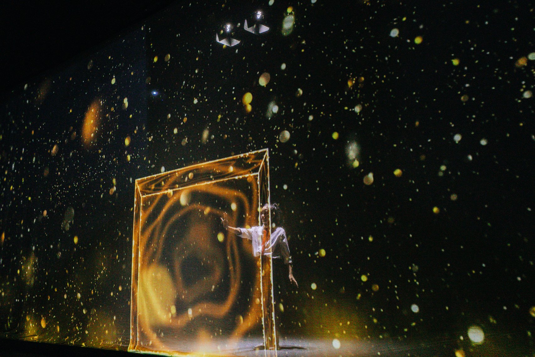 Màn múa tương tác kết hợp trình diễn hologram trên nền công nghệ 3D mapping.